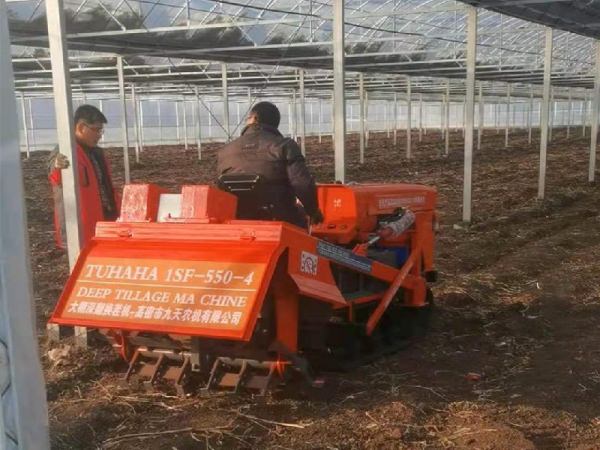 大棚深翻机工作